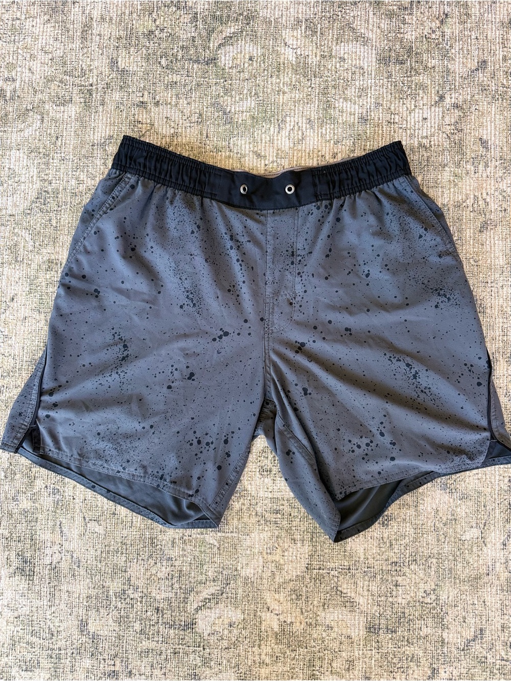 VUORI Men's Kore Short 6" Inseam Size Small Charcoal Athleisure Athletic